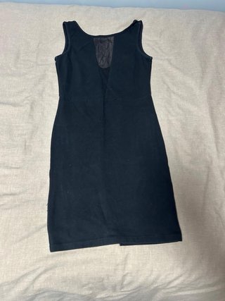 Vestido negro con escote de malla