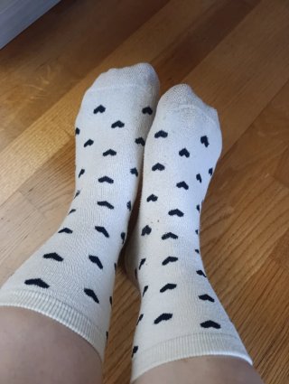 Calcetines blancos con corazones negros