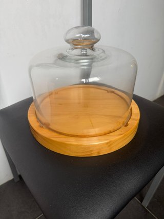 Quesera con tapa de cristal y base de madera.