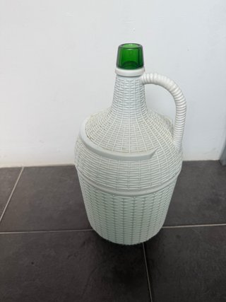 Botella de vidrio con asa y tapa verde. 5 litros.