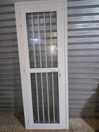 Puerta aluminio con rejas 70x210