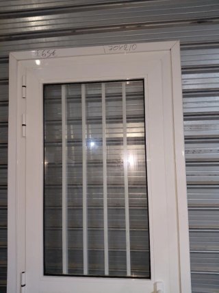 Puerta aluminio con rejas 70x210