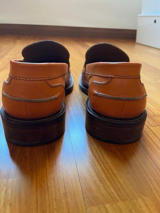 Zapatos de piel color calabaza.