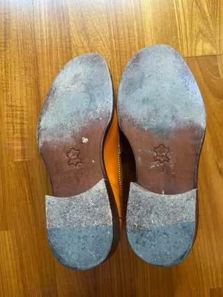 Zapatos de piel color calabaza.