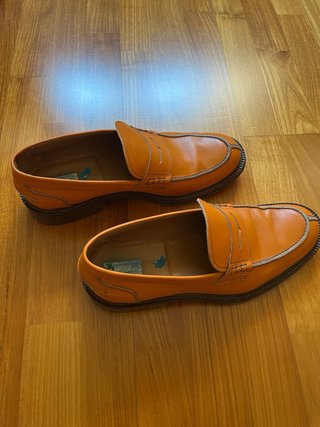 Zapatos de piel color calabaza.