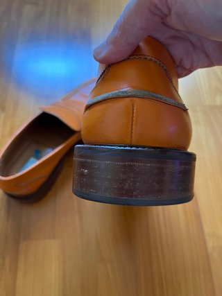 Zapatos de piel color calabaza.