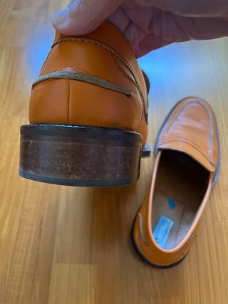 Zapatos de piel color calabaza.