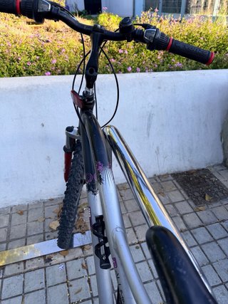 Bicicleta de Montaña Roja y Negra