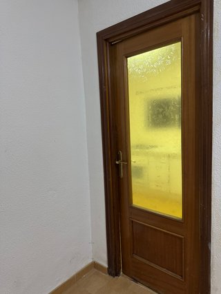Puerta madera con cristal estampado