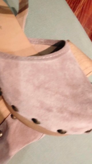 Zuecos madera ante beige/gris
