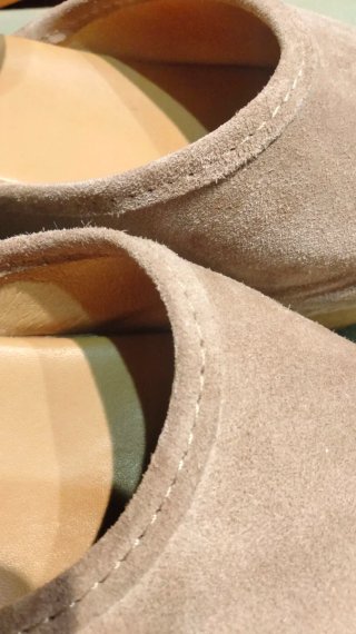 Zuecos madera ante beige/gris