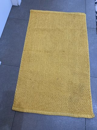 Alfombra tejida color mostaza