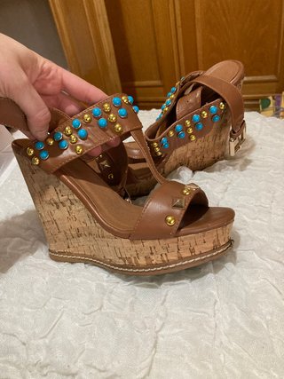 Sandalias cuña marrones con tachuelas