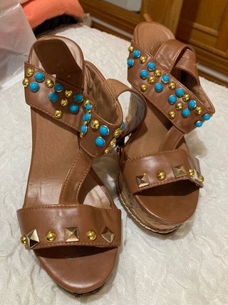 Sandalias cuña marrones con tachuelas