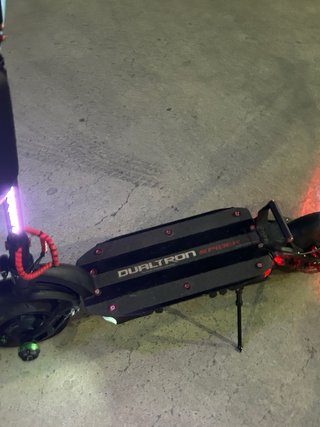 Patinete eléctrico Dualtron con luces