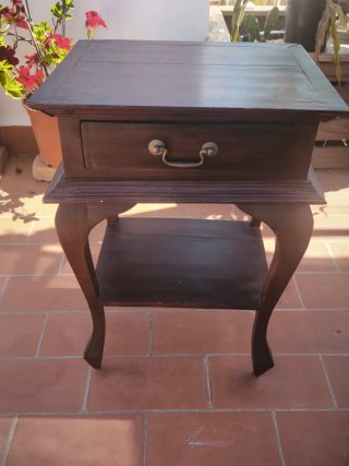Mesita auxiliar antigua de madera