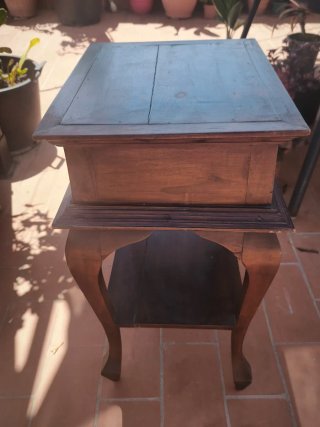 Mesita auxiliar antigua de madera