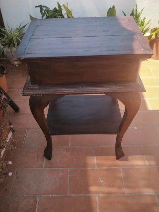 Mesita auxiliar antigua de madera