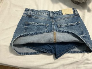 Falda vaquera con pantalon debajo
