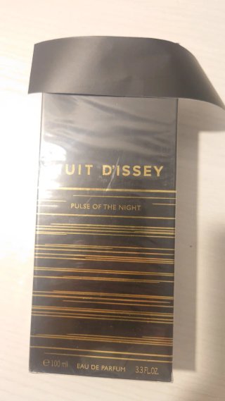 Perfume preto e dourado.
