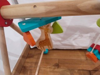 Gimnasio de madera para bebés