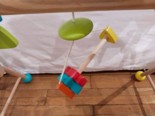 Gimnasio de madera para bebés