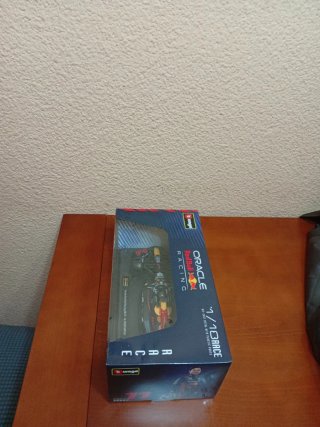 Bburago RB19 Oracle Red Bull 1/18