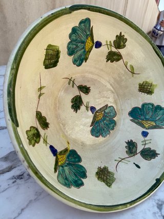 Plato antiguo de cerámica pintado a mano