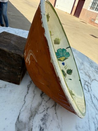 Plato antiguo de cerámica pintado a mano