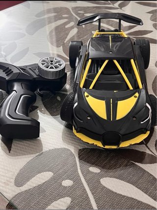 Coche teledirigido negro y amarillo