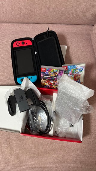 Nintendo switch con dos juegos