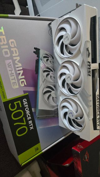 MSI RTX 5070 Gaming Trio White