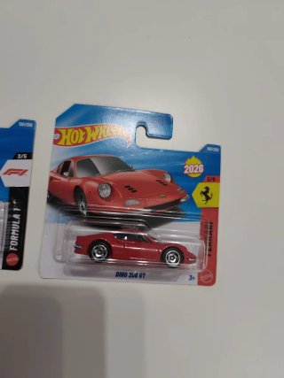 Hot Wheels Ferrari Dino 206 GT e Scuderia Ferrari