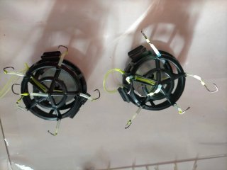 Cebadores de pesca con anzuelos