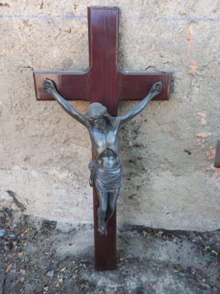 Crucifijo de madera y metal