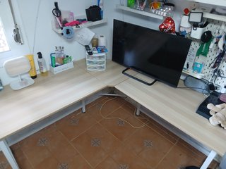 Escritorio beis y blanco de esquina