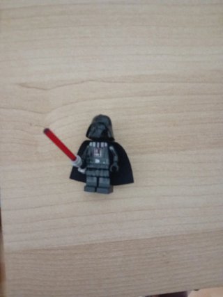 Minifigura Lego Darth Vader con sable de luz