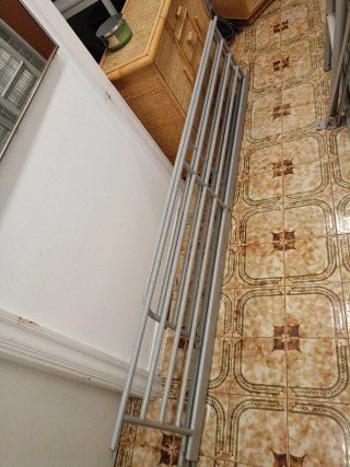 Litera de metal gris plegable