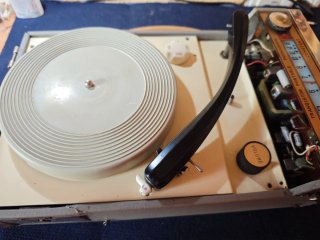 Tocadiscos y radio portátil de maleta