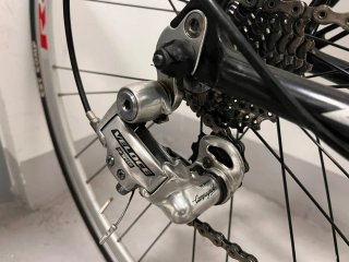 Bicicleta de carretera Goka blanca y negra