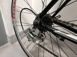 Bicicleta de carretera Goka blanca y negra