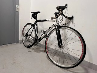 Bicicleta de carretera Goka blanca y negra