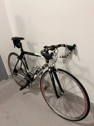 Bicicleta de carretera Goka blanca y negra