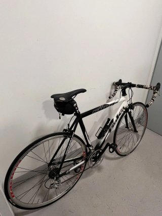 Bicicleta de carretera Goka blanca y negra