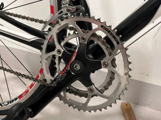 Bicicleta de carretera Goka blanca y negra
