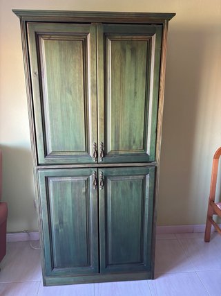 Mueble de madera verde