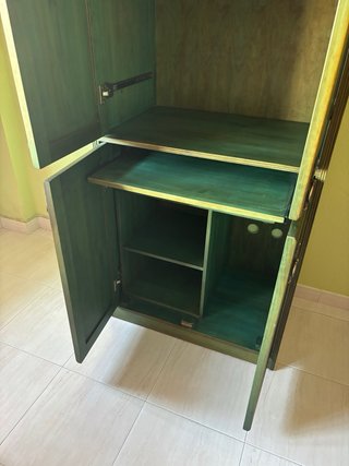 Mueble de madera verde