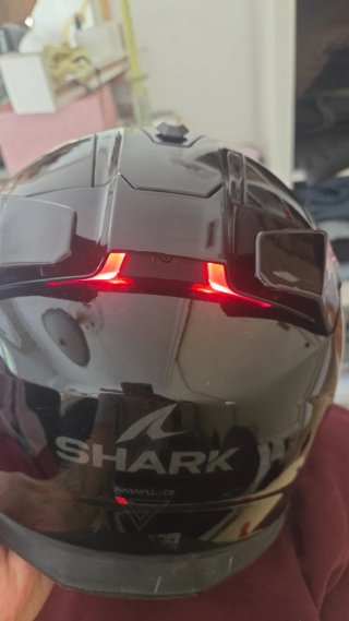 Casco de moto negro con luces LED