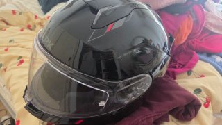 Casco de moto negro con luces LED