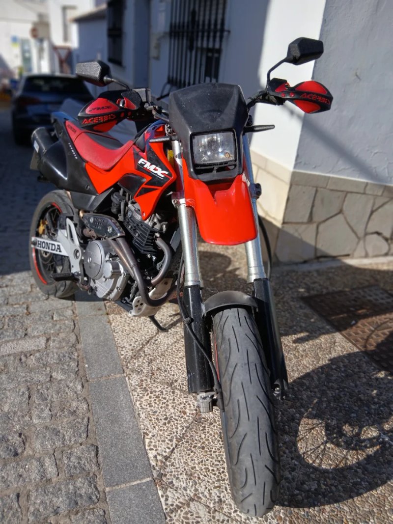 Honda FMX 650 Supermotard Roja y Negra